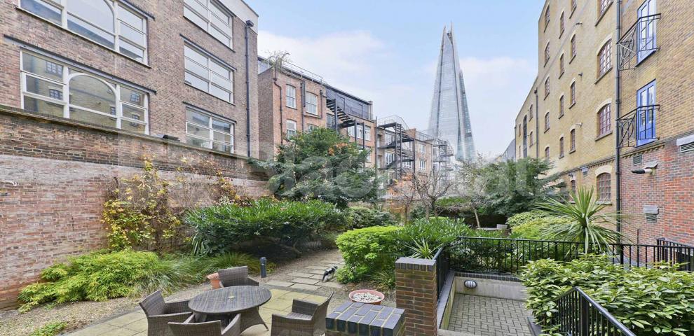 			LET , 2 Bedroom, 2 bath, 1 reception Penthouse			 Lion Court Shand Street, London Bridge